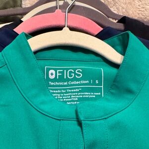 Figs SMALL PETITE joggers and oversized shirt! 
Non smoker. No STAINS
